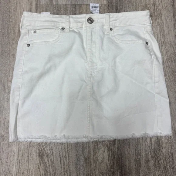 American Eagle‎ Outfitters White Denim Mini Skirt Hi-Rise Frayed Hem Sz 12 NWT - Picture 2 of 9